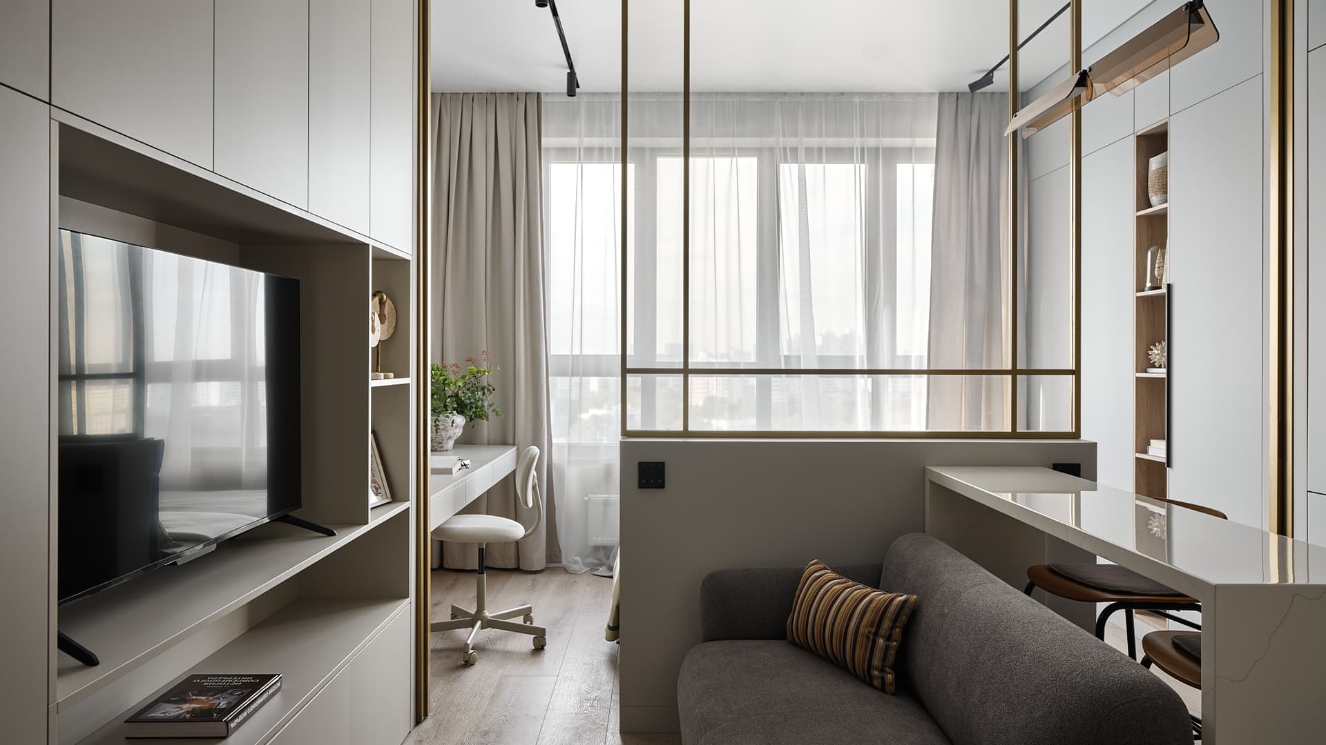 Золотистая перегородка со smart-стеклом в бутиковом интерьере квартиры — проект Ларисы Ермоленко