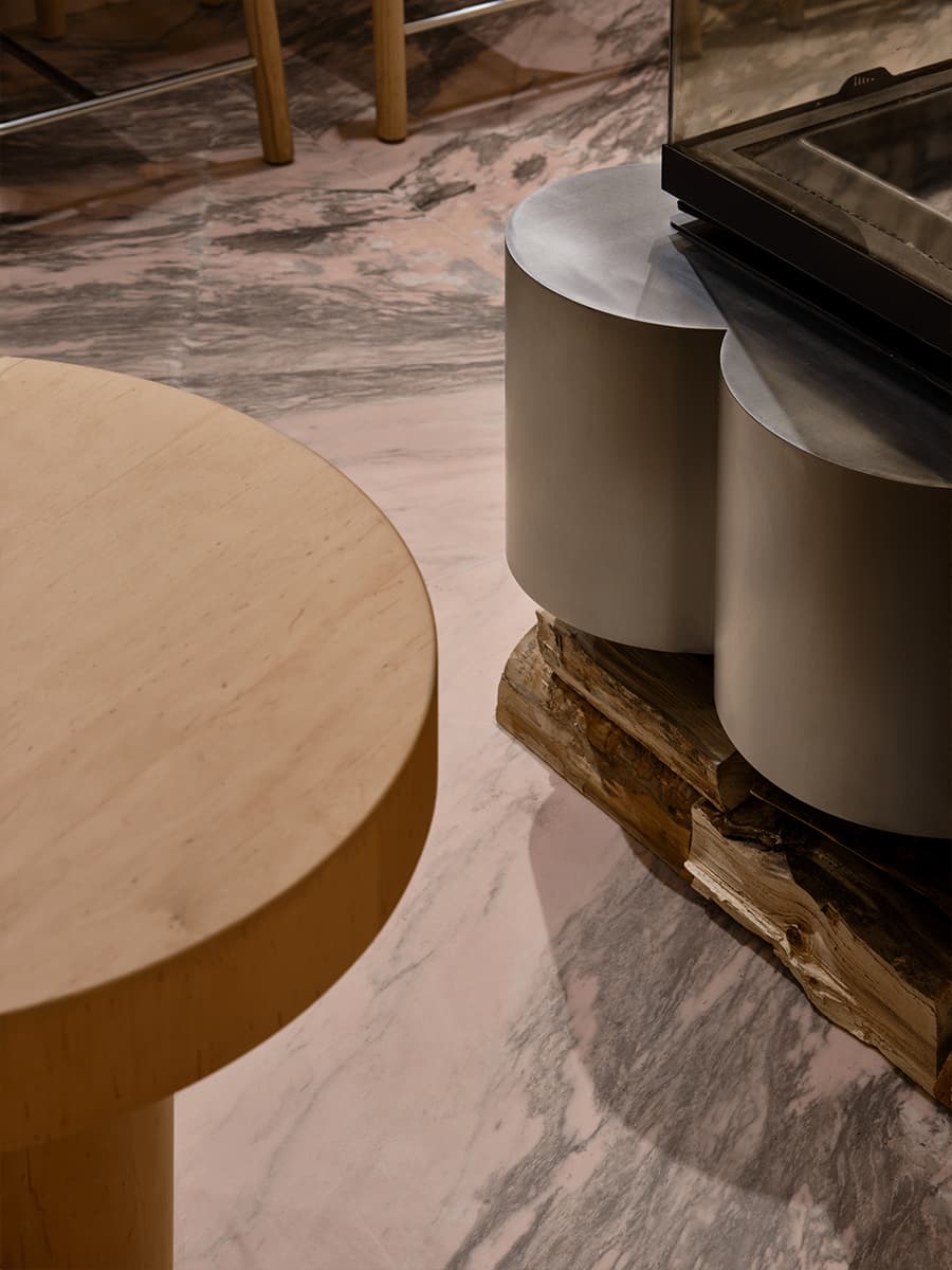 Теплые фактуры дерева в интерьере кофейни в Подмосковье — проект бюро Le Atelier