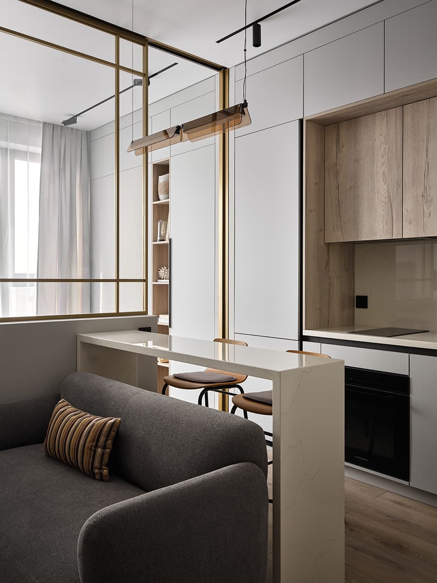 Золотистая перегородка со smart-стеклом в бутиковом интерьере квартиры — проект Ларисы Ермоленко