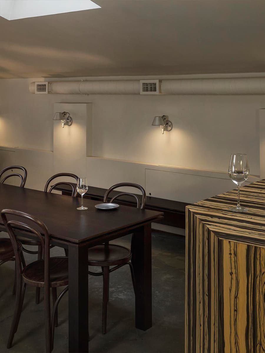 Камерный интерьер бара в историческом московском дворе — проект Веры Вакуловой