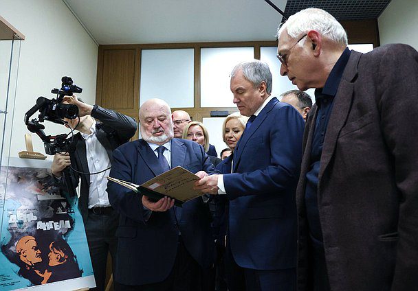 Ректор ВГИК им. С. А. Герасимова Владимир Малышев, Председатель Государственной Думы Вячеслав Володин и генеральный директор киноконцерна «Мосфильм» Карен Шахназаров