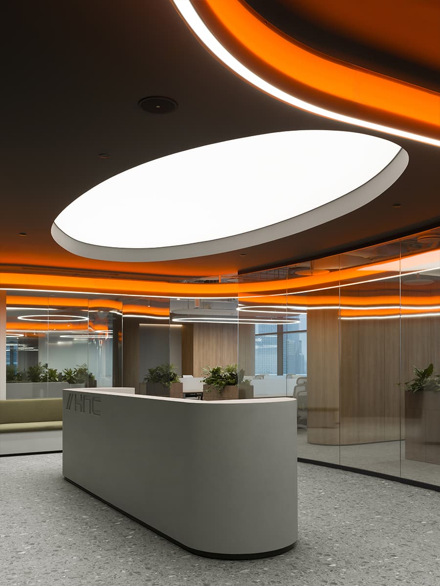 Контрасты и динамичный свет в интерьере технологичного офиса — проект IND Studio