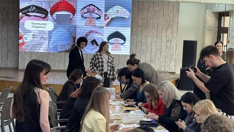 Финалистки конкурса &laquo;Женщина года&raquo; в Ставрополе смастерили кокошники