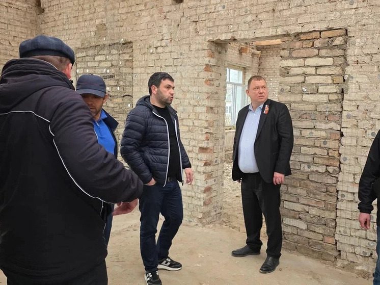 Глава Предгорного округа проверил ход капремонта школы №20 в станице Суворовской