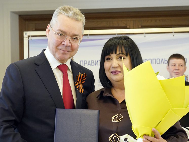 Губернатор вручил благодарственные письма Президента активисткам региона