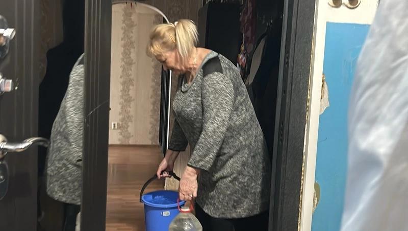 Из-за перебоев с водой в Кисловодске волонтёры помогают пожилым людям