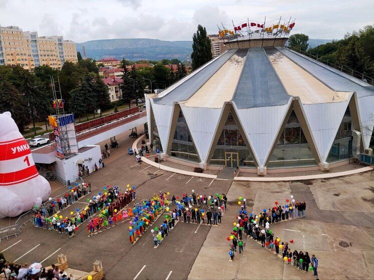 Кисловодский цирк пригласил многодетных мам на благотворительное представление