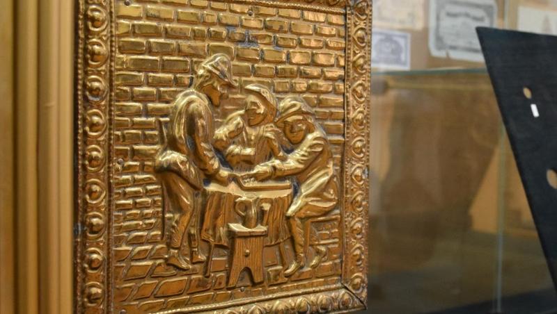 Мундир и мебель конца XIX века представили в ставропольском музее Банка России