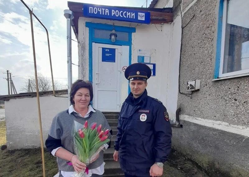 Начальница почты и участковый села на Ставрополье спасли пенсионера от аферистов