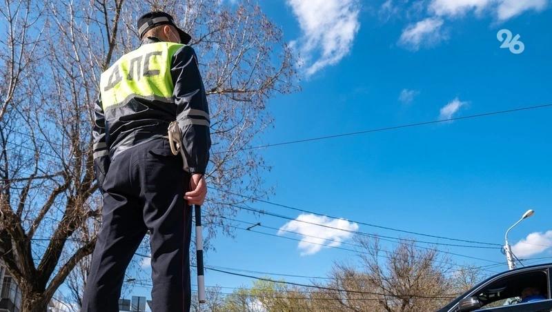 Наряд ДПС починил автомобиль, заглохший на трассе в Шпаковском округе