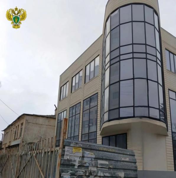 Незаконно построенное здание в центре Ставрополя снесут по иску прокуратуры