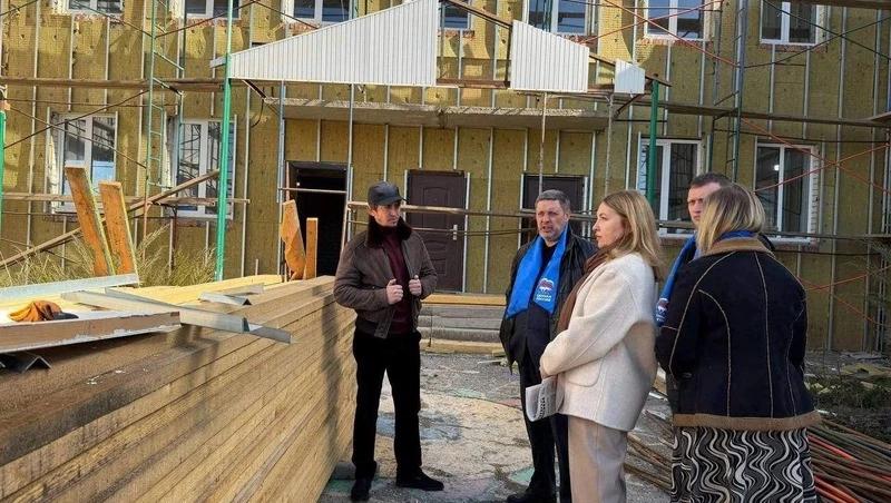 Партдесант проинспектировал ход капремонта детсада в Новопавловске