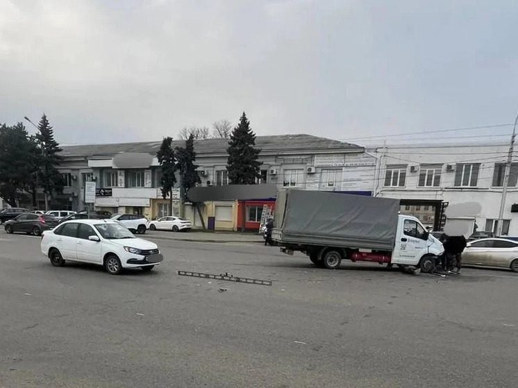 Пенсионер за рулем «Лады» пострадал при столкновении с «Газелью» в Ставрополе