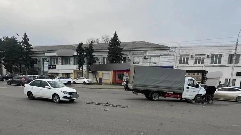 Пенсионер за рулём &laquo;Лады&raquo; врезался в грузовик и попал в больницу Ставрополя