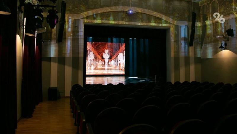 Певец Амирчик в Ставрополе исполнил песню на киргизском языке вместе с фанаткой