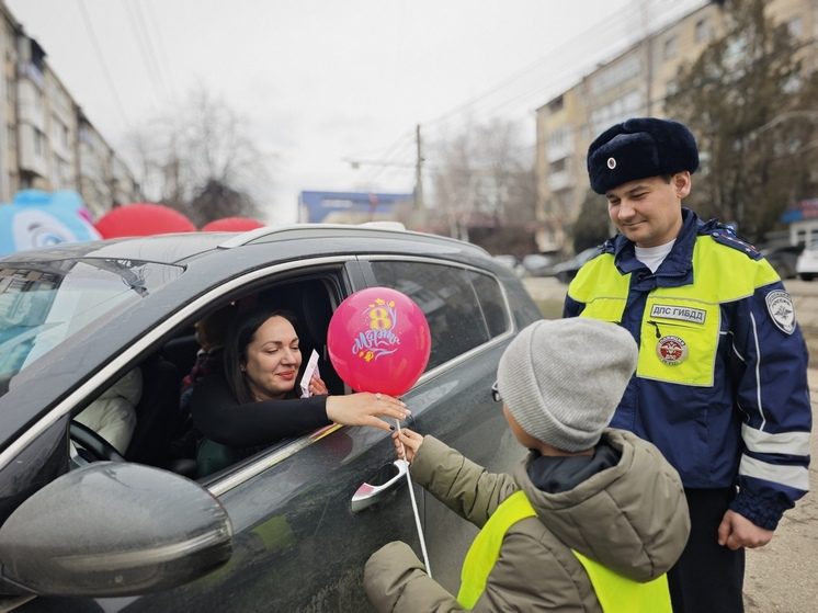 Пятигорские автоинспекторы и школьники поздравили женщин-водителей с 8 Марта