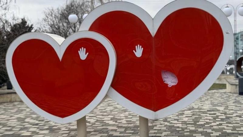 Полиция ищет подростков, которые разбили сердце на Аллее любви Железноводска