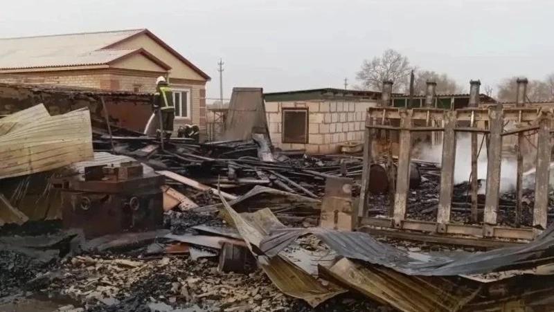 Сарай с пиломатериалами тушили в селе Ипатовского округа ночью