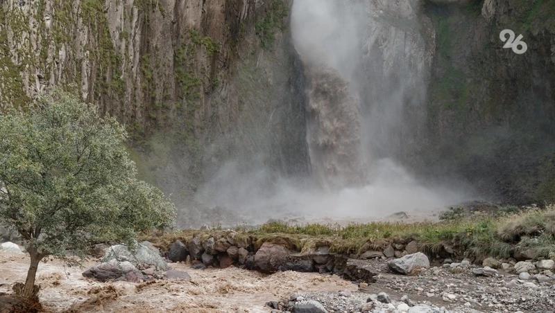 Скала обрушилась на внедорожник и убила водителя в Дагестане