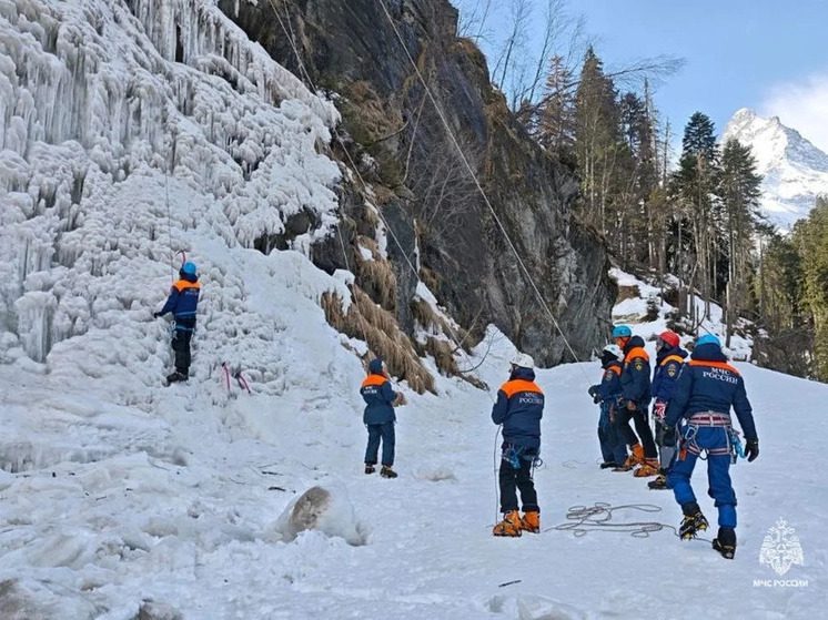 Спасатели МЧС России совершенствуют навыки горной подготовки в Домбае