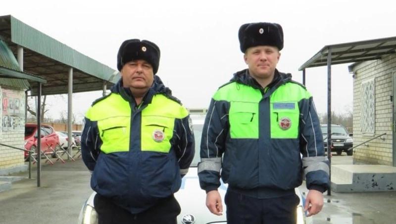 Ставропольские автоинспекторы успокоили девушку на заглохшей в пути иномарке
