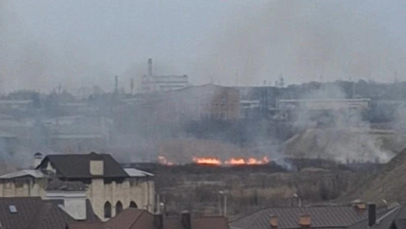 Сухая трава на площади 500 кв. м загорелась на пустыре в Пятигорске