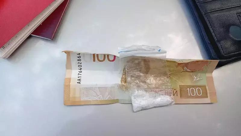 В Кировском округе у пассажиров такси изъяли синтетический наркотик