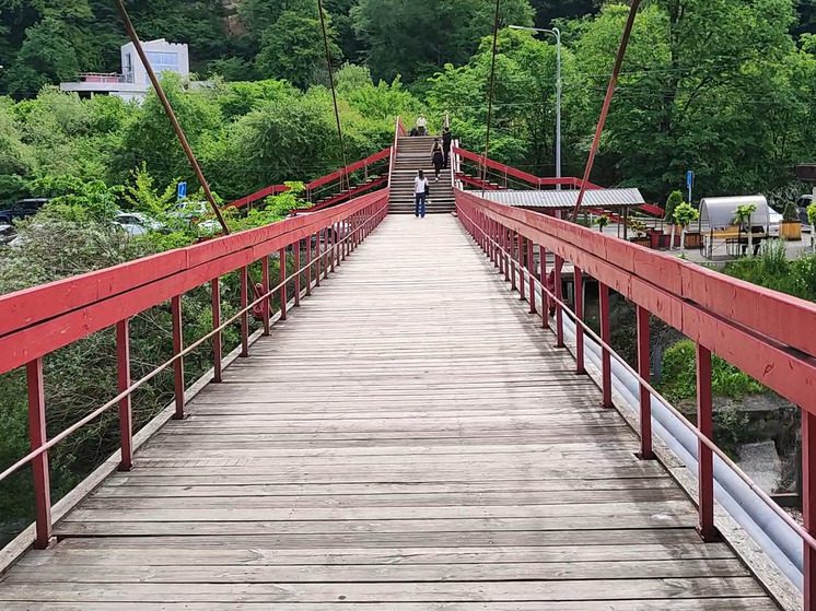 В Нальчике завершается ремонт моста, ведущего к терренкуру «1000 ступеней»