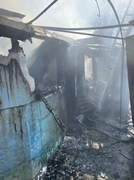 В Невинномысске тушат пожар в частном доме