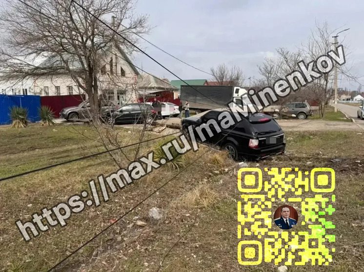 В Невинномысске водитель Range Rover снес опору освещения на улице Достоевского
