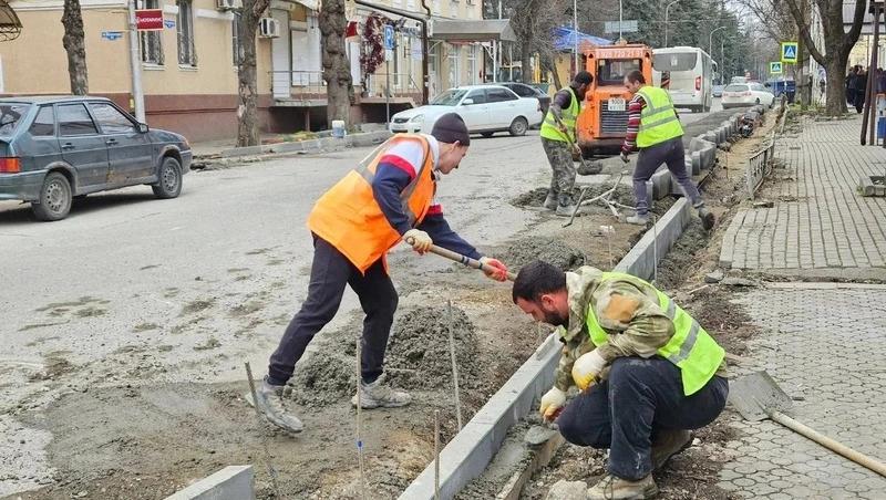 В Пятигорске начали ремонтировать ведущую к центру курорта улицу Октябрьскую