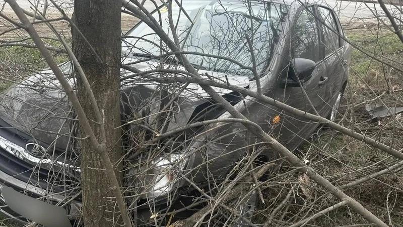 В Пятигорске водитель-пенсионер погиб после съезда с дороги, врезавшись в дерево