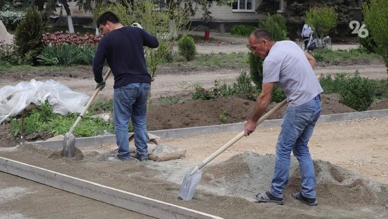 В селе Александровском на Ставрополье проверили жалобу на ремонт бульвара