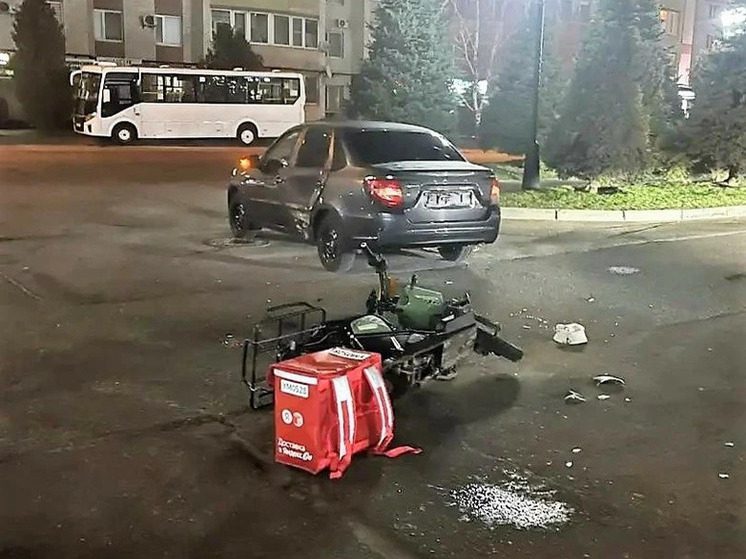 В Ставрополе «Гранта» сбила курьера на электровелосипеде