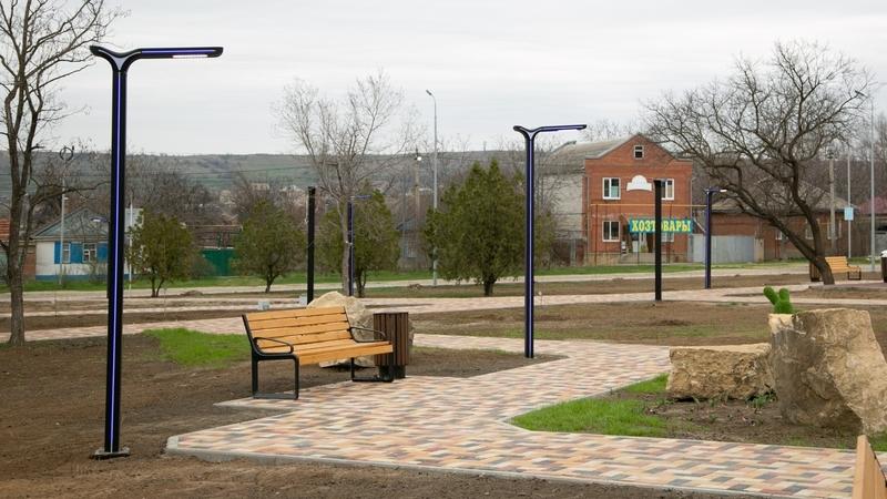 В Зеленокумске обновляют пешеходную зону на улице Зои Космодемьянской