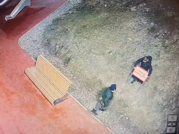 В Железноводске дети унесли с площадки знак «Проход запрещен»