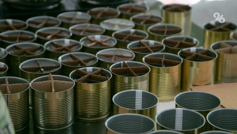 Воспитанники изобильненского казачьего клуба изготовили окопные свечи для бойцов