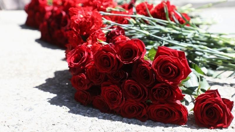 Жители Дербента несут цветы к стихийному мемориалу в память об аятолле Хаменеи