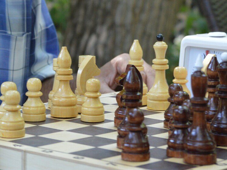 Жительница Осетии проводит шахматные встречи для взрослых