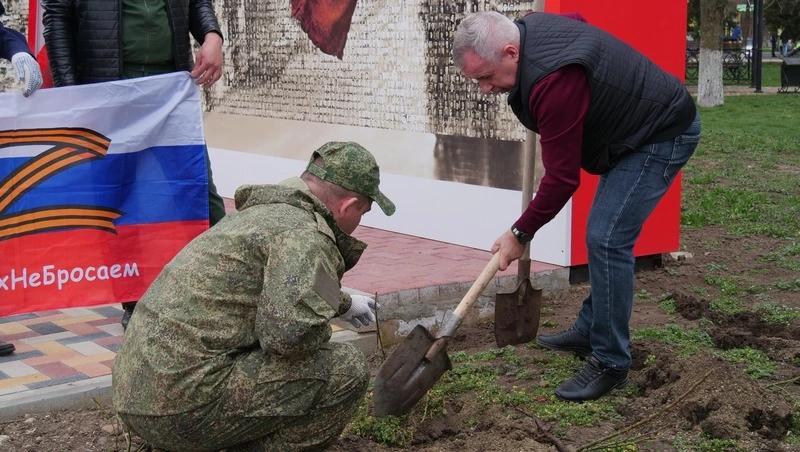 1418 цветов высадят у военных мемориалов в Кочубеевском округе