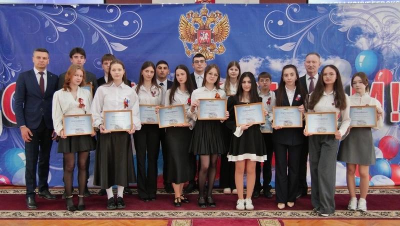 60 школьников из Кочубеевского округа получили именные стипендии