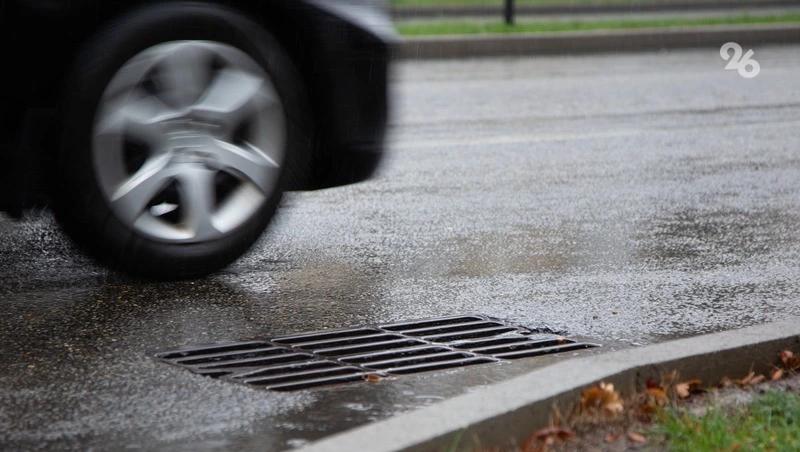 Автоинспекторы предупредили о мокрых дорогах в Ставрополе 13 апреля