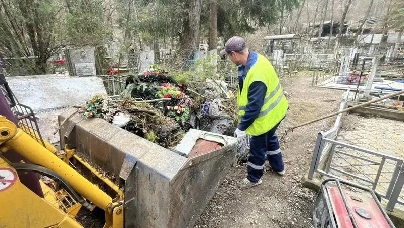 Более 300 кубометров мусора вывезли с кладбищ в Кисловодске перед Пасхой