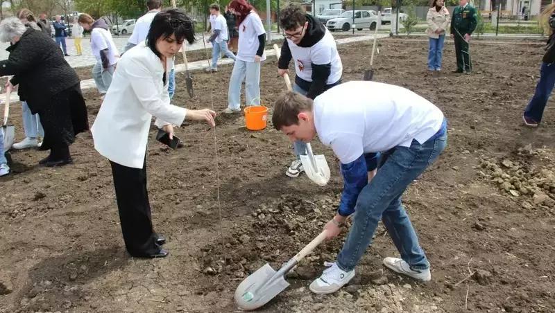 Более 450 деревьев высадили в &laquo;Саду памяти&raquo; на территории школы в Георгиевске