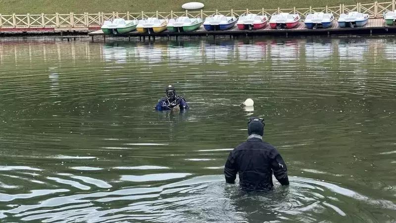 Дно Старого озера в Кисловодске начали чистить водолазы перед купальным сезоном
