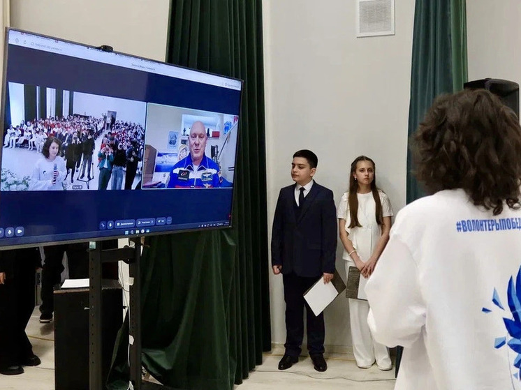 Космонавт Олег Артемьев пообщался со школьниками Черкесска накануне 65-летия первого полёта человека в космос