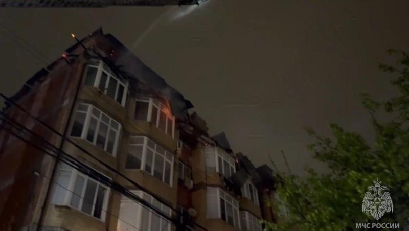 Мансарда шестиэтажного дома сгорела в Махачкале в ночь с 22 на 23 апреля