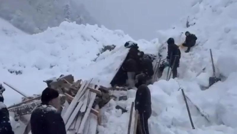 Мать и ребёнок заточены в снежную ловушку после схода лавины в Дагестане