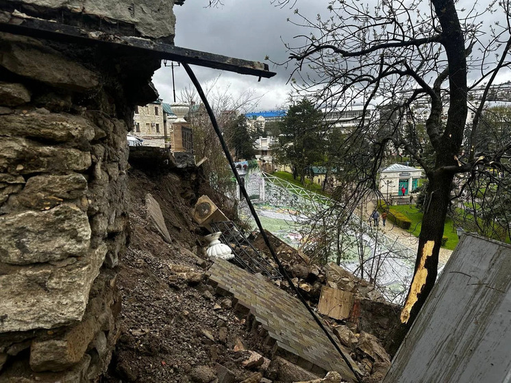 Мэр Пятигорска: из-за обильных осадков обрушилась подпорная стена на въезде в санаторий «Горячий ключ»