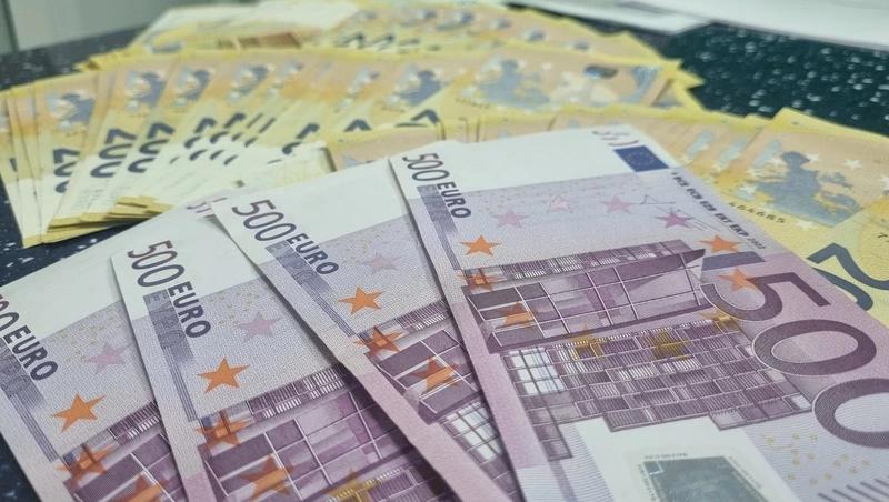 Мужчина пытался тайно провезти через таможню в Минводах валюту на 3 млн рублей